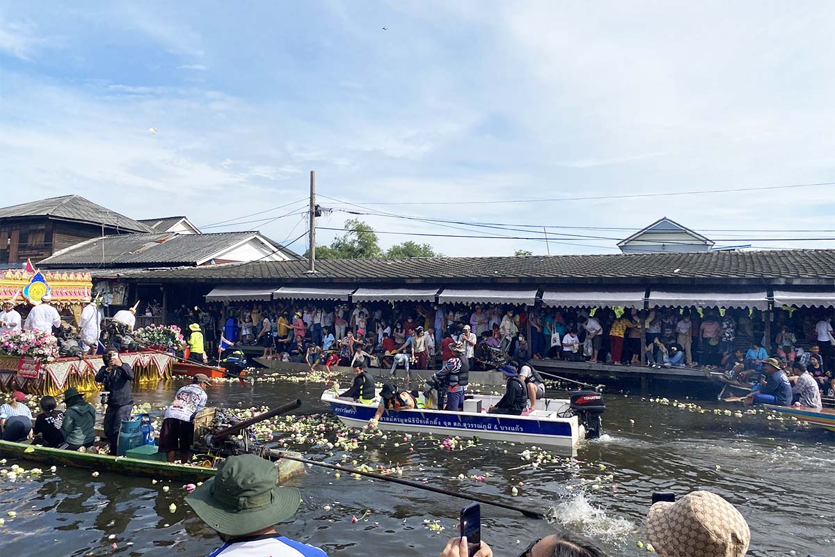 Rab bua samutprakan lotus trowing festival