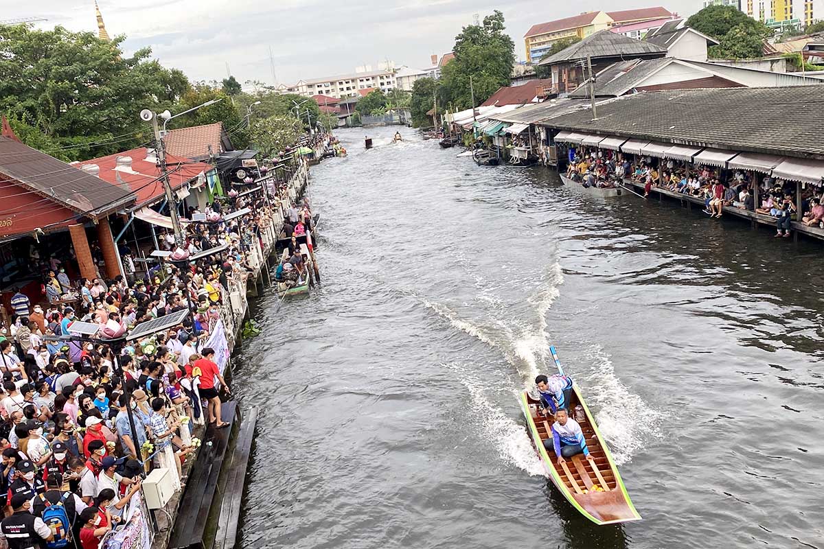 Rab bua samutprakan lotus trowing festival