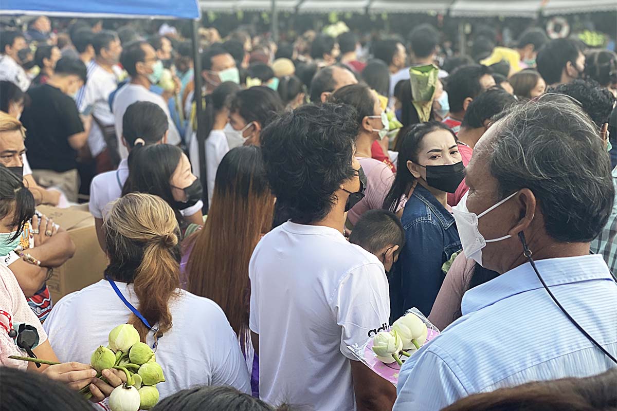 Rab bua samutprakan lotus trowing festival