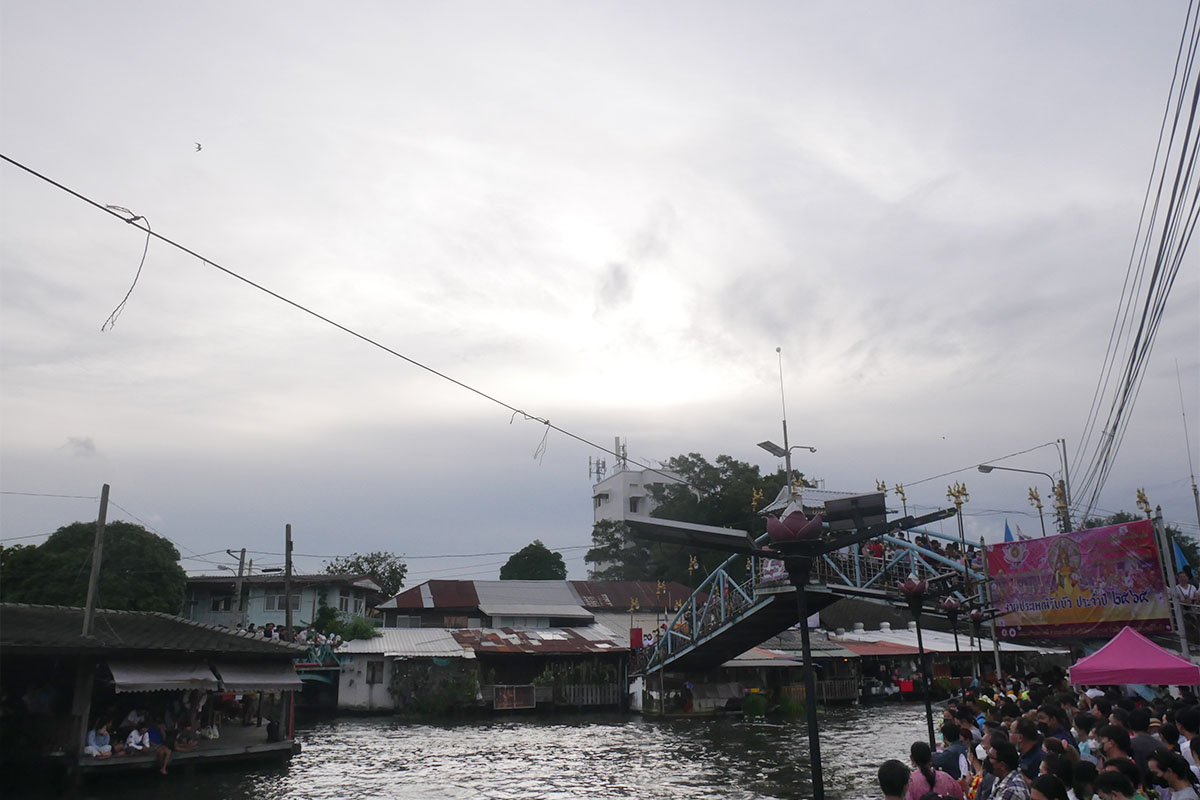Rab bua samutprakan lotus trowing festival